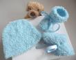 Duo bonnet et chaussons vêtement bébé en tricot laine fait main, en vente sur ma boutique en ligne Bleu-blanc-Neige : https://www.alittlemarket.com/boutique/bleu_blanc_neige-158651.html