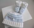 Duo bonnet et chaussons vêtement bébé en tricot laine fait main, en vente sur ma boutique en ligne Bleu-blanc-Neige : https://www.alittlemarket.com/boutique/bleu_blanc_neige-158651.html