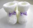 petits chaussons en laine coloris blanc, avec un noeud violet en vente sur ma boutique en ligne Bleu-Blanc-Neige
https://www.alittlemarket.com/boutique/bleu_blanc_neige-158651.html