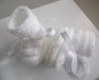 Chaussons BLANCS vêtement bébé en tricot laine fait main, en vente sur ma boutique en ligne Bleu-blanc-Neige : https://www.alittlemarket.com/boutique/bleu_blanc_neige-158651.html
